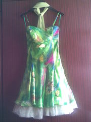 Літня сукня яскраво-зеленого кольору